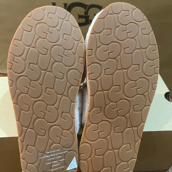 UGG W DALLA UGG METAL GRAPHIC VARIOUS SIZES - Picture 5 of 6